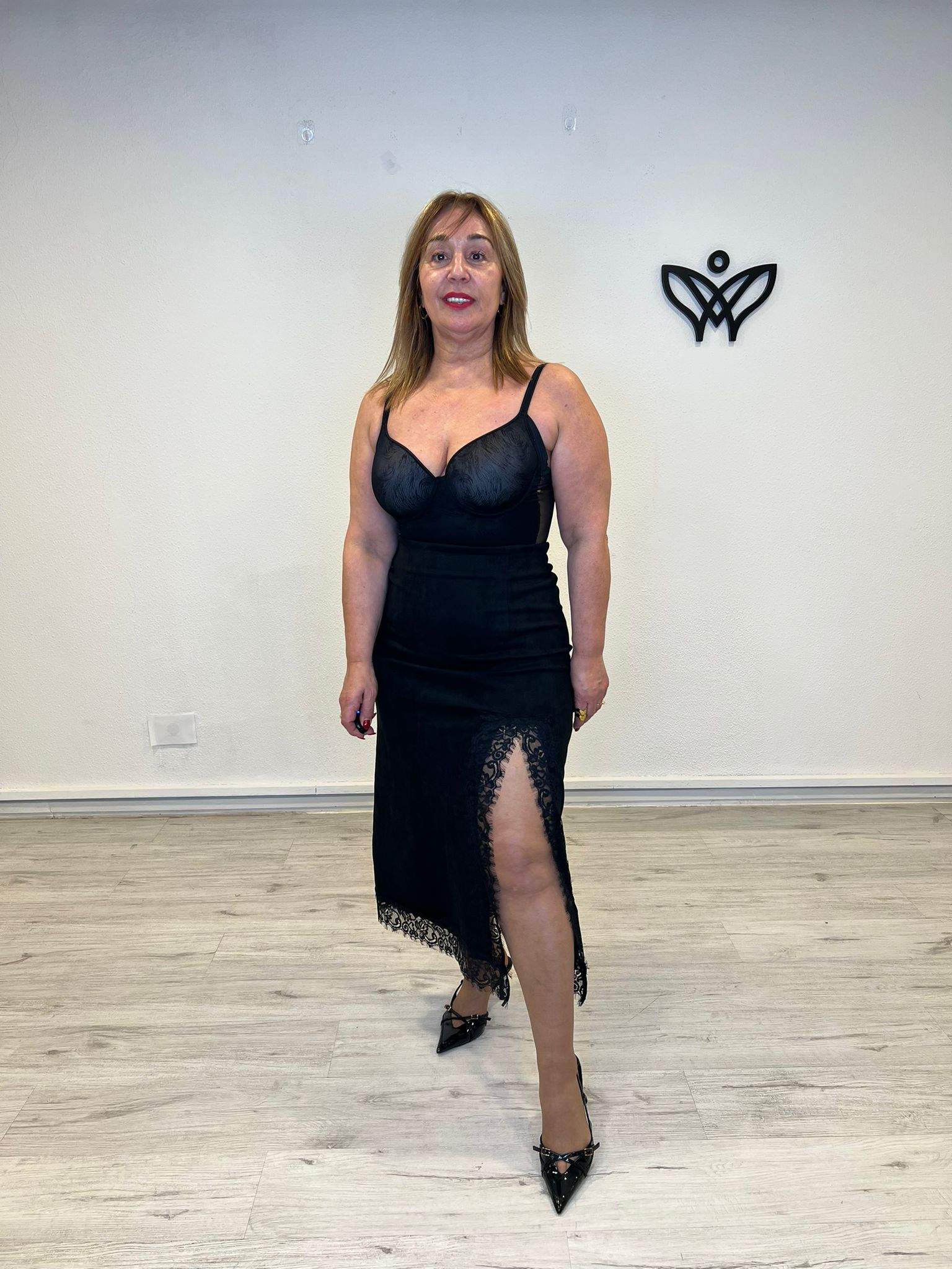 Falda de ante con abertura de encaje en negro