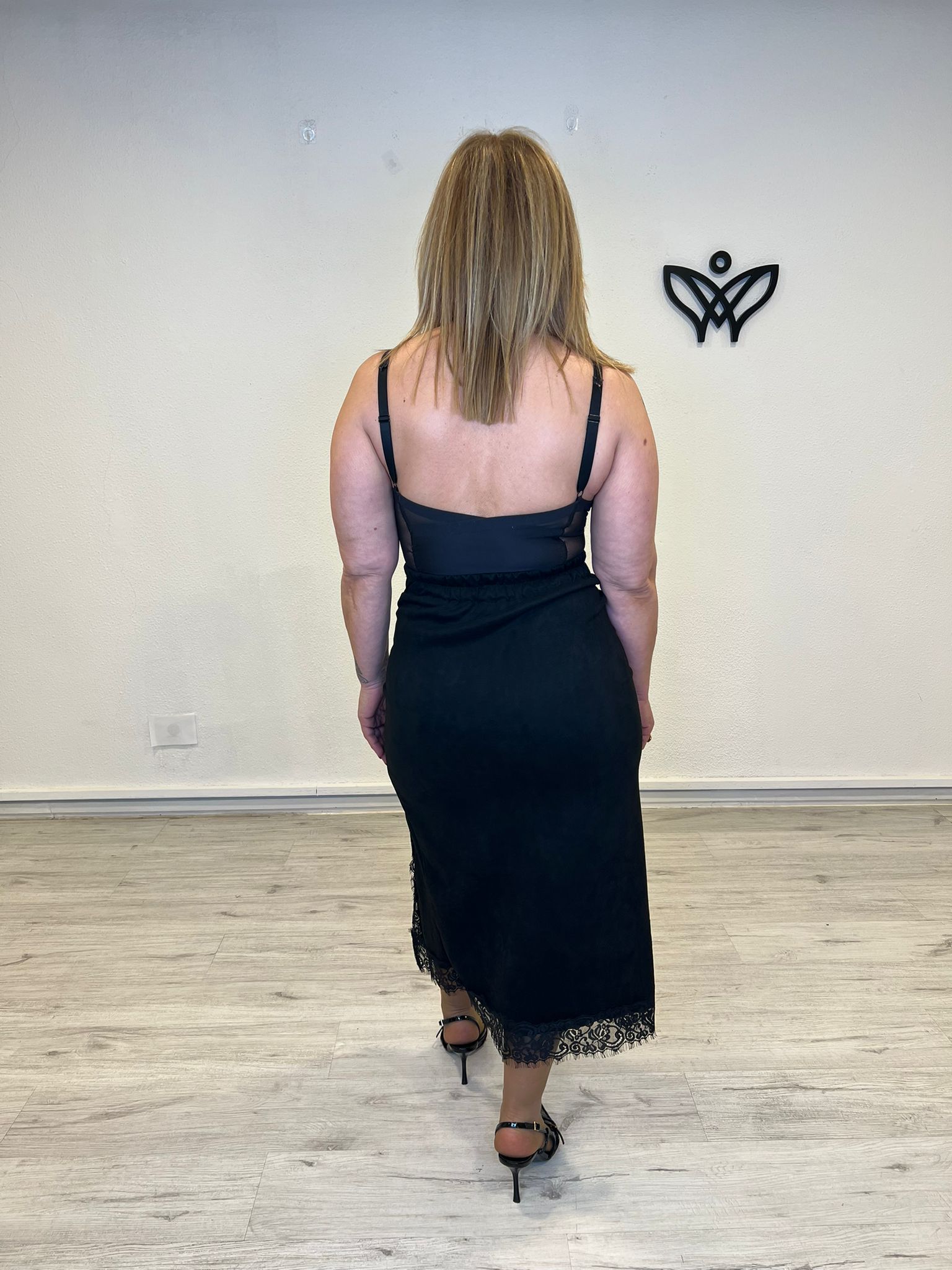 Falda de ante con abertura de encaje en negro