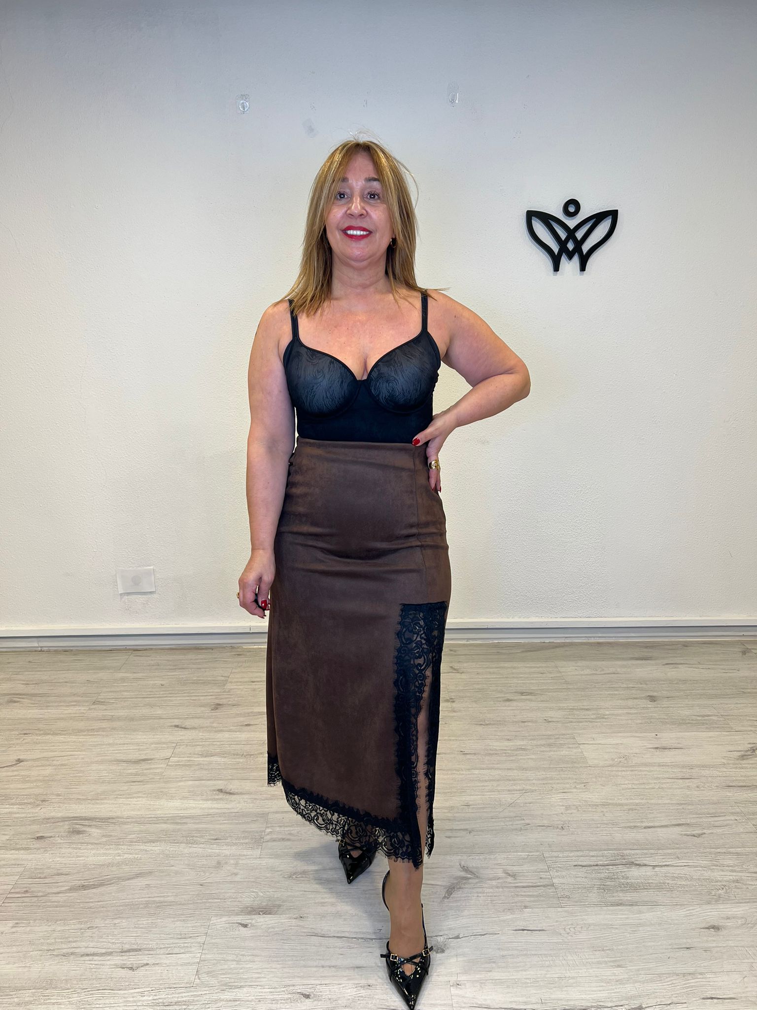 Falda de ante con abertura de encaje en marrón chocolate