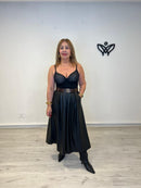 Falda de polipiel largo midi con bolsillos negra