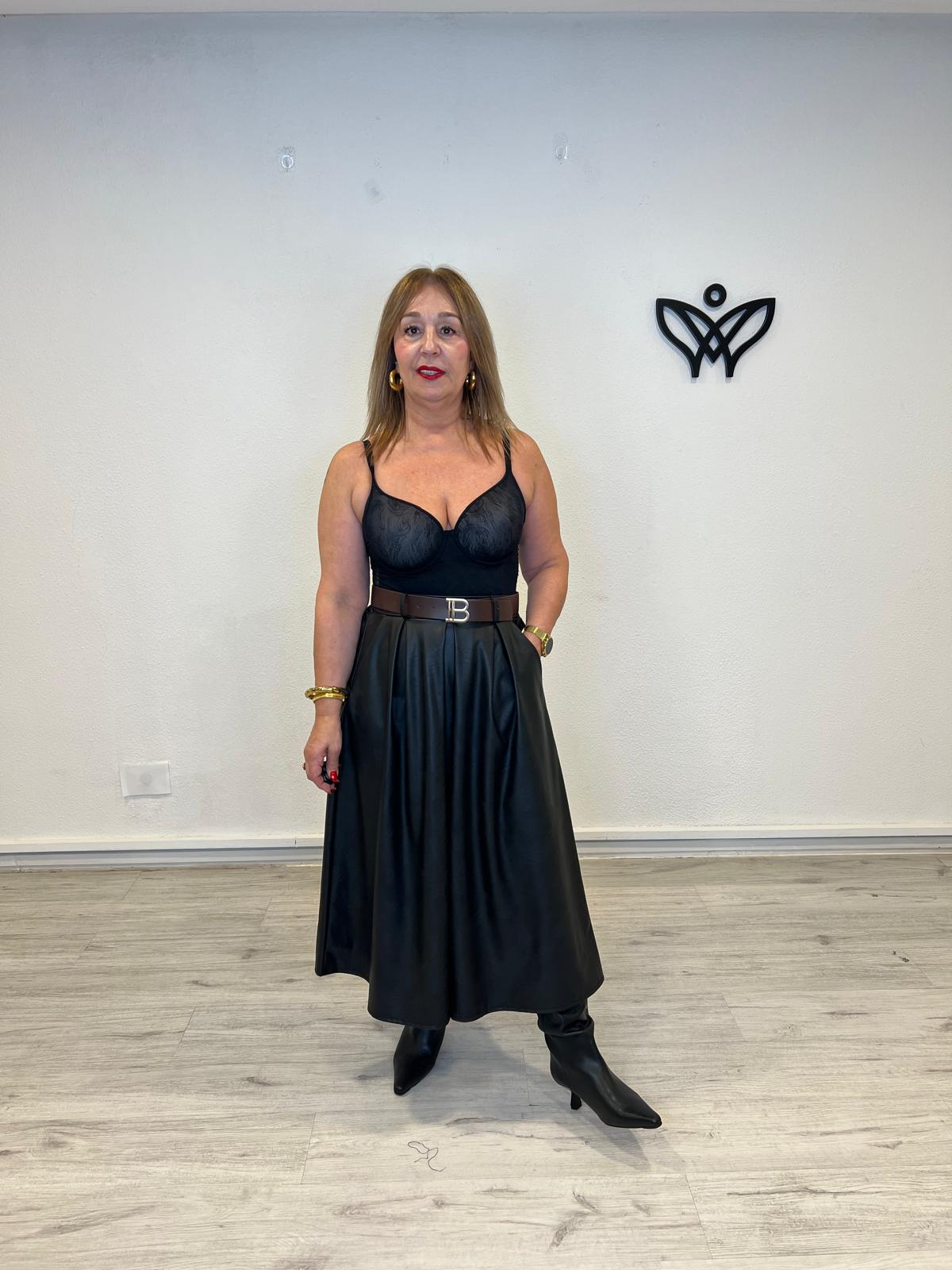 Falda de polipiel largo midi con bolsillos negra