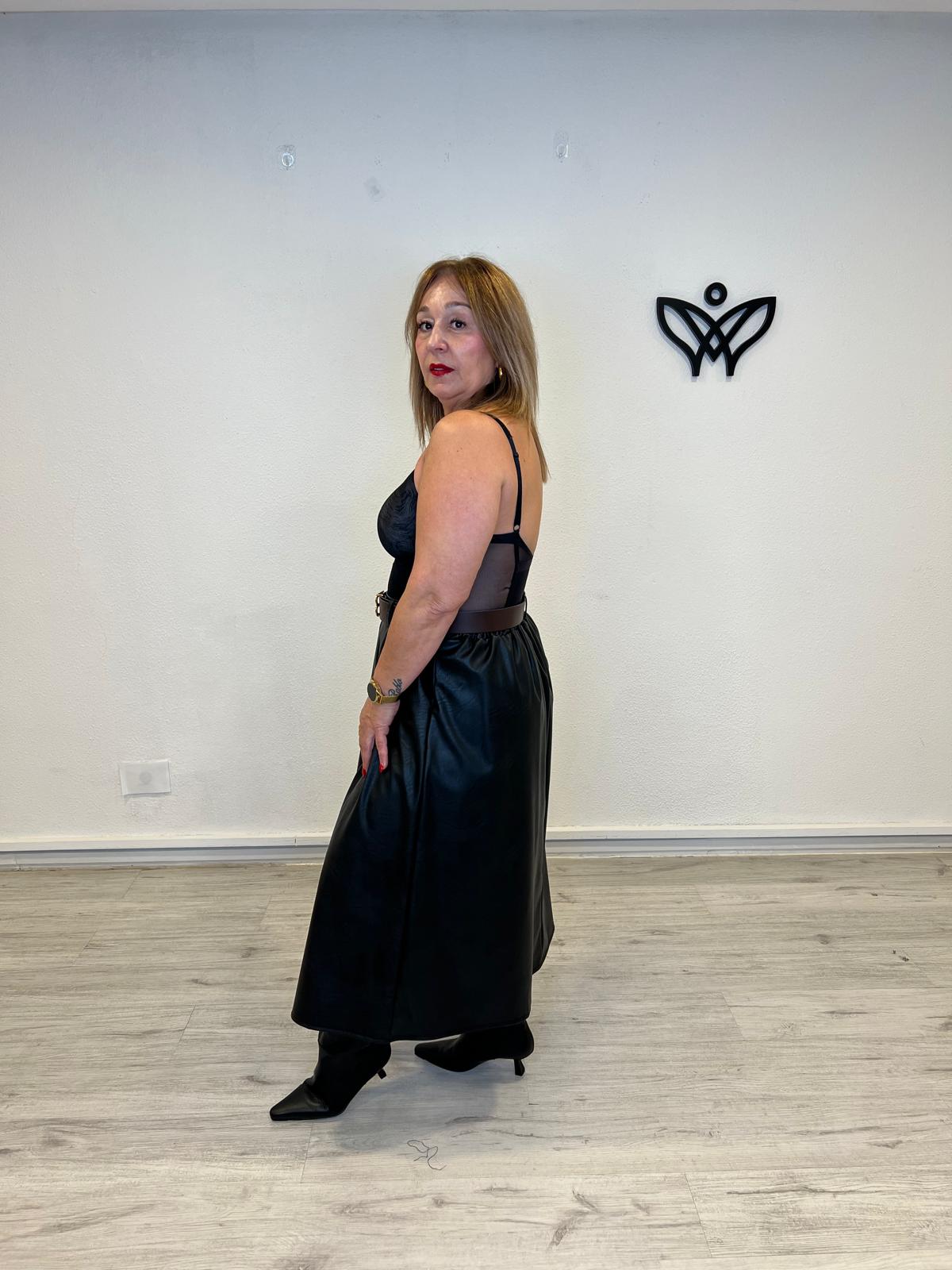 Falda de polipiel largo midi con bolsillos negra