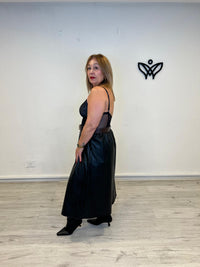 Falda de polipiel largo midi con bolsillos negra