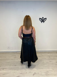 Falda de polipiel largo midi con bolsillos negra