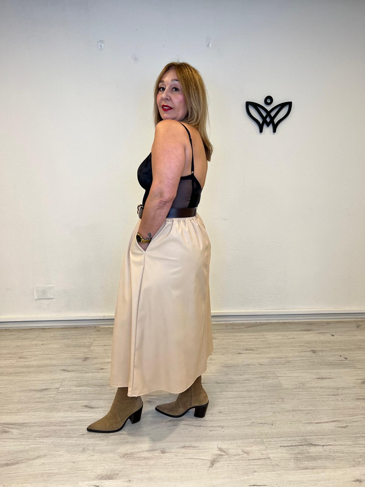 Falda de polipiel largo midi con bolsillos beis