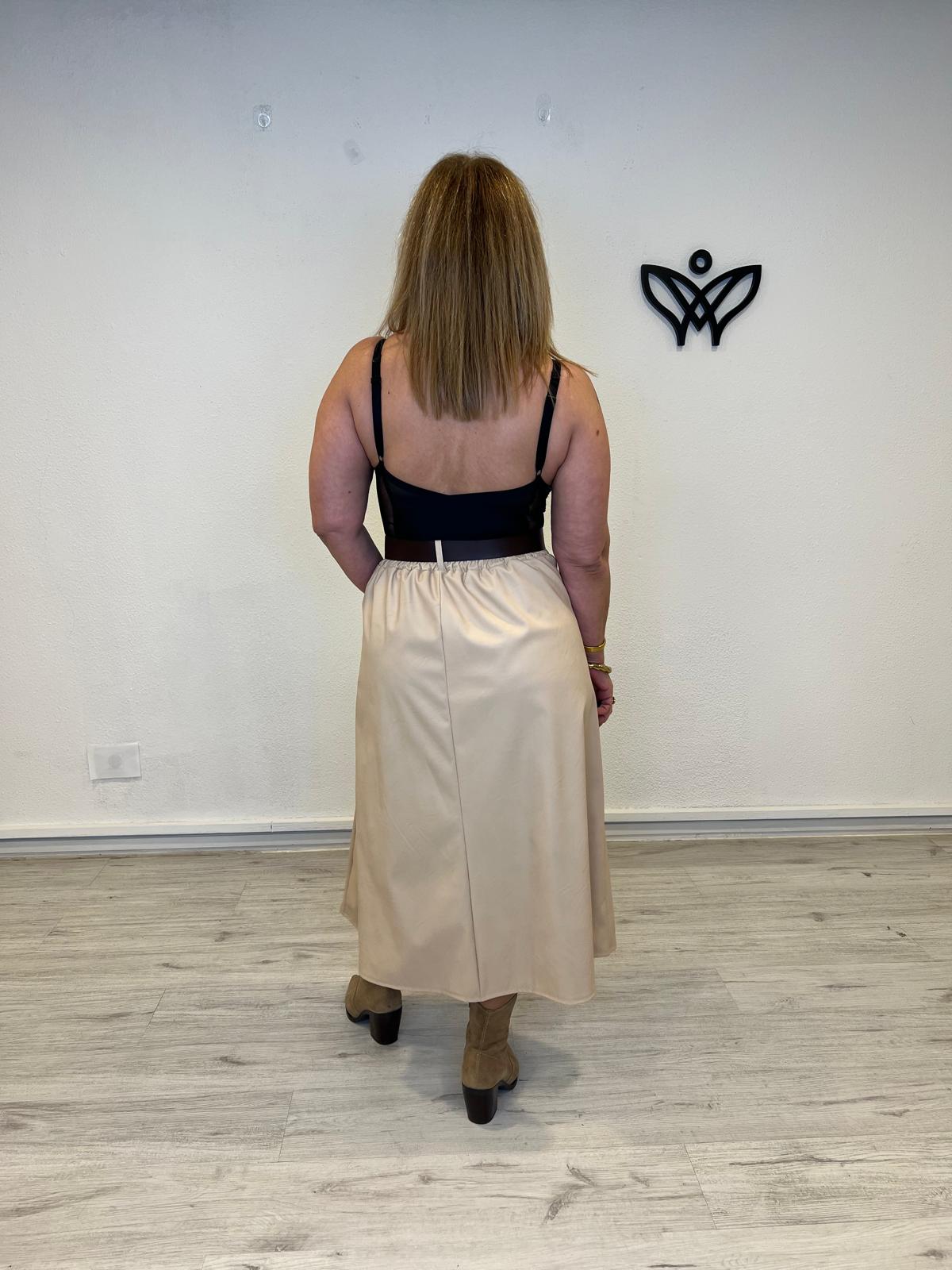 Falda de polipiel largo midi con bolsillos beis
