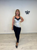 Top lencero asimétrico satinado con puntillas en negro y el top en beis