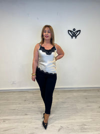 Top lencero asimétrico satinado con puntillas en negro y el top en beis