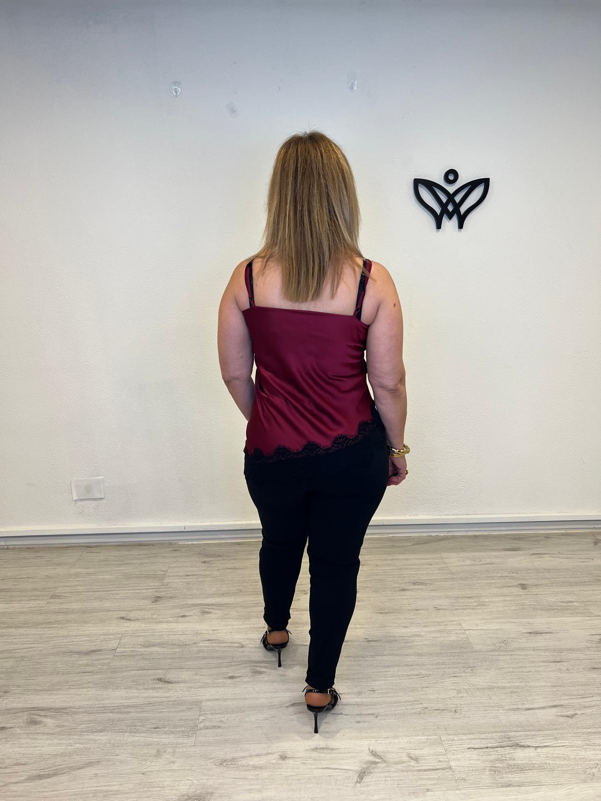 Top lencero asimétrico satinado con puntillas en negro y el top en burdeos