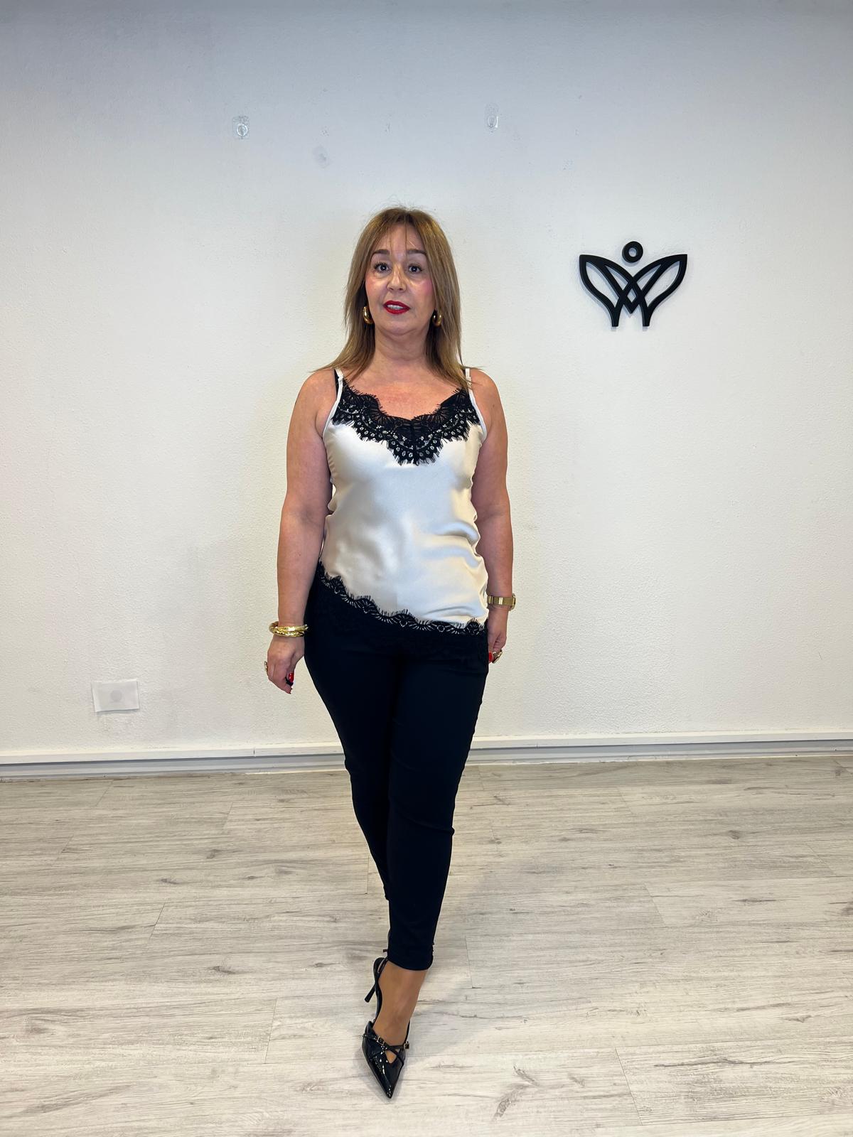 Top lencero asimétrico satinado con puntillas en negro y el top en beis