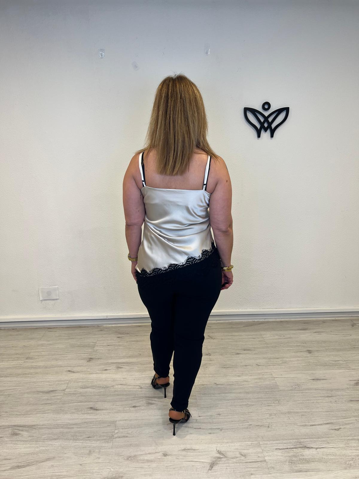 Top lencero asimétrico satinado con puntillas en negro y el top en beis