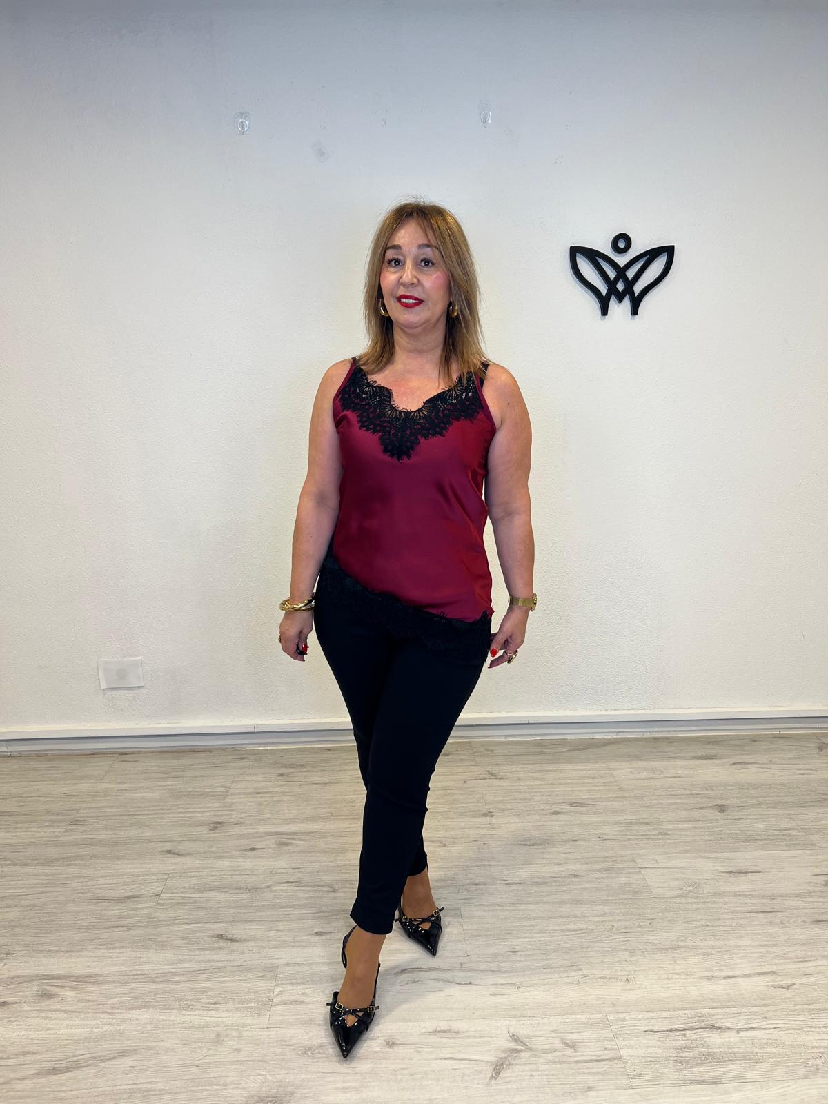 Top lencero asimétrico satinado con puntillas en negro y el top en burdeos