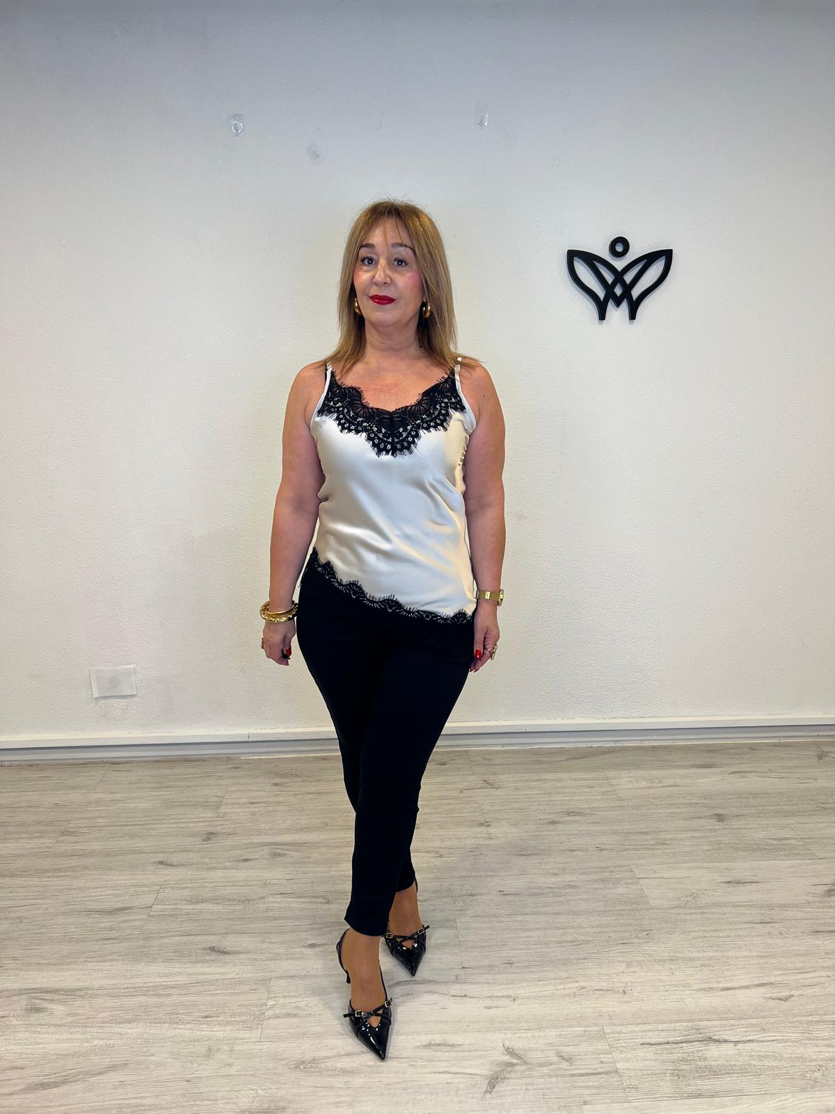 Top lencero asimétrico satinado con puntillas en negro y el top en beis