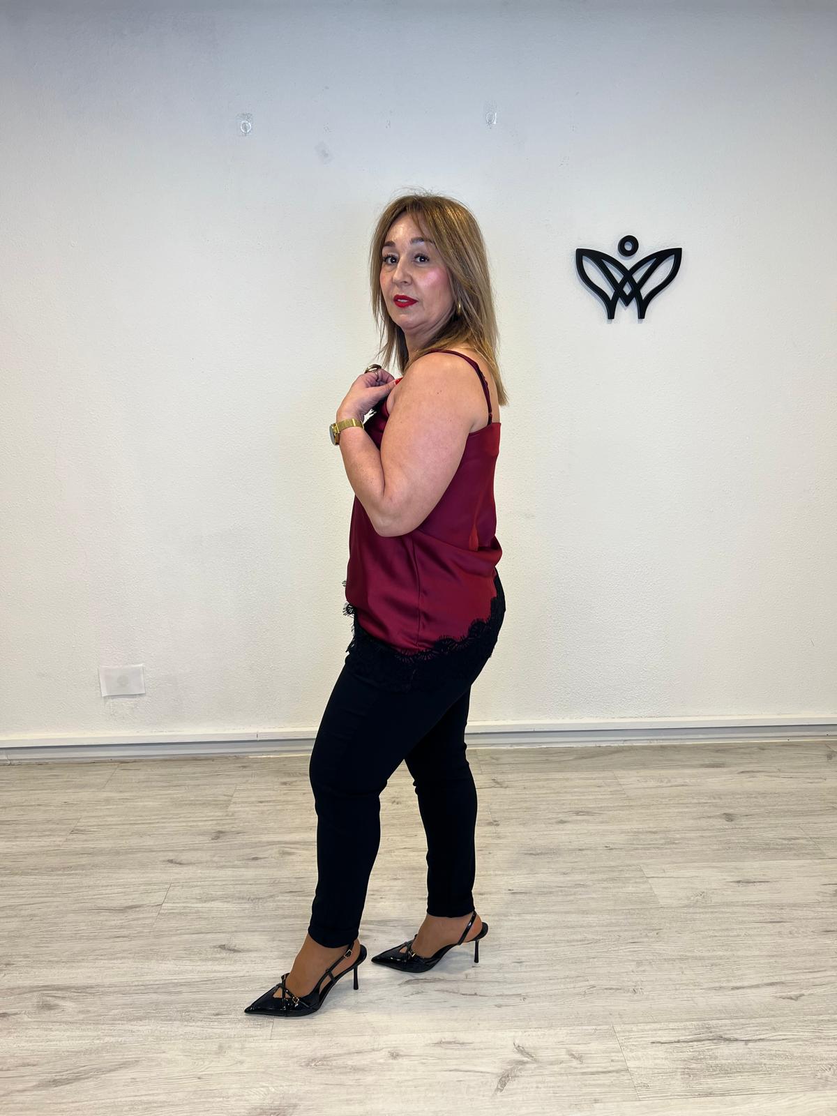 Top lencero asimétrico satinado con puntillas en negro y el top en burdeos