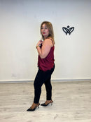 Top lencero asimétrico satinado con puntillas en negro y el top en burdeos