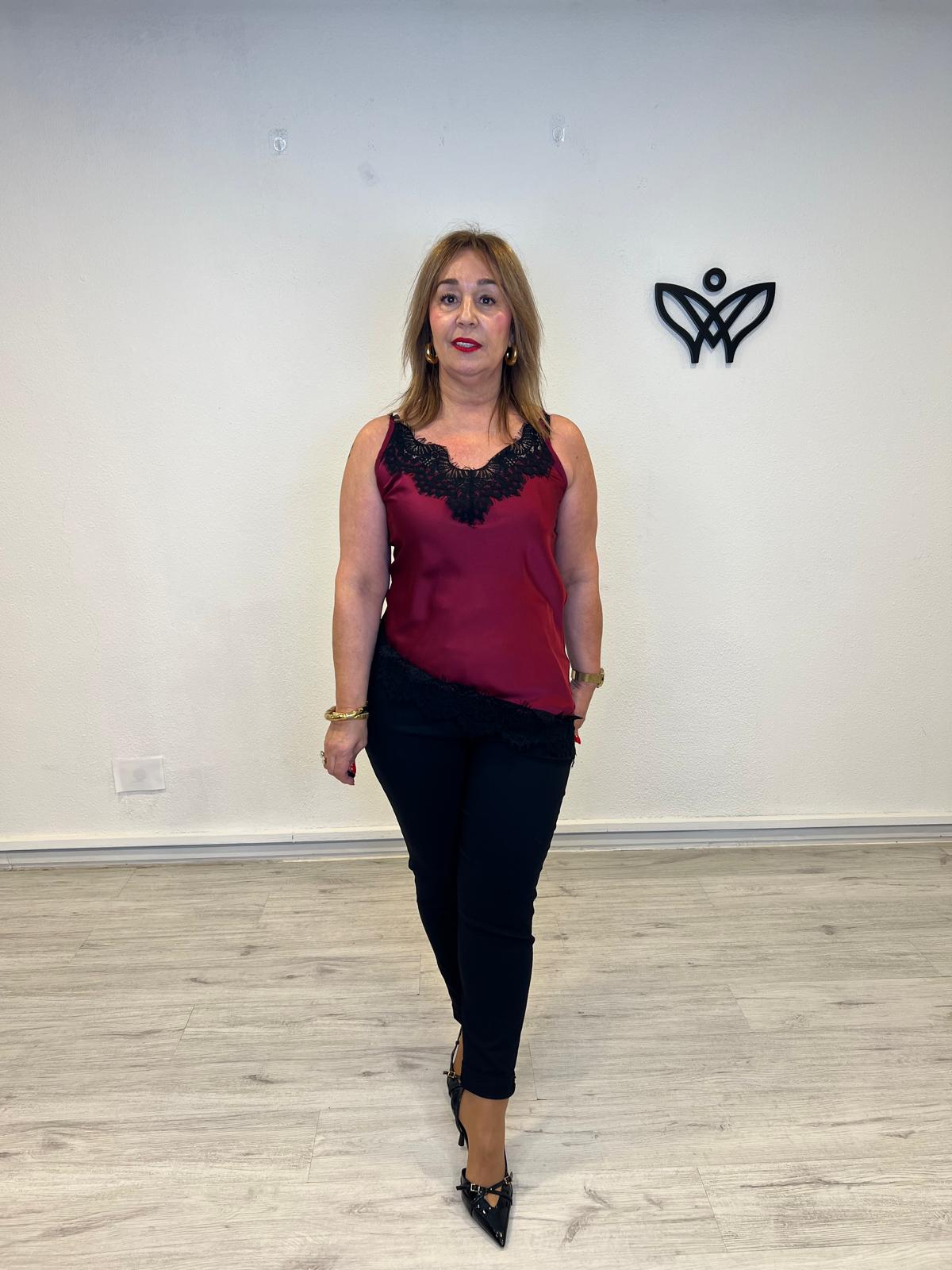 Top lencero asimétrico satinado con puntillas en negro y el top en burdeos