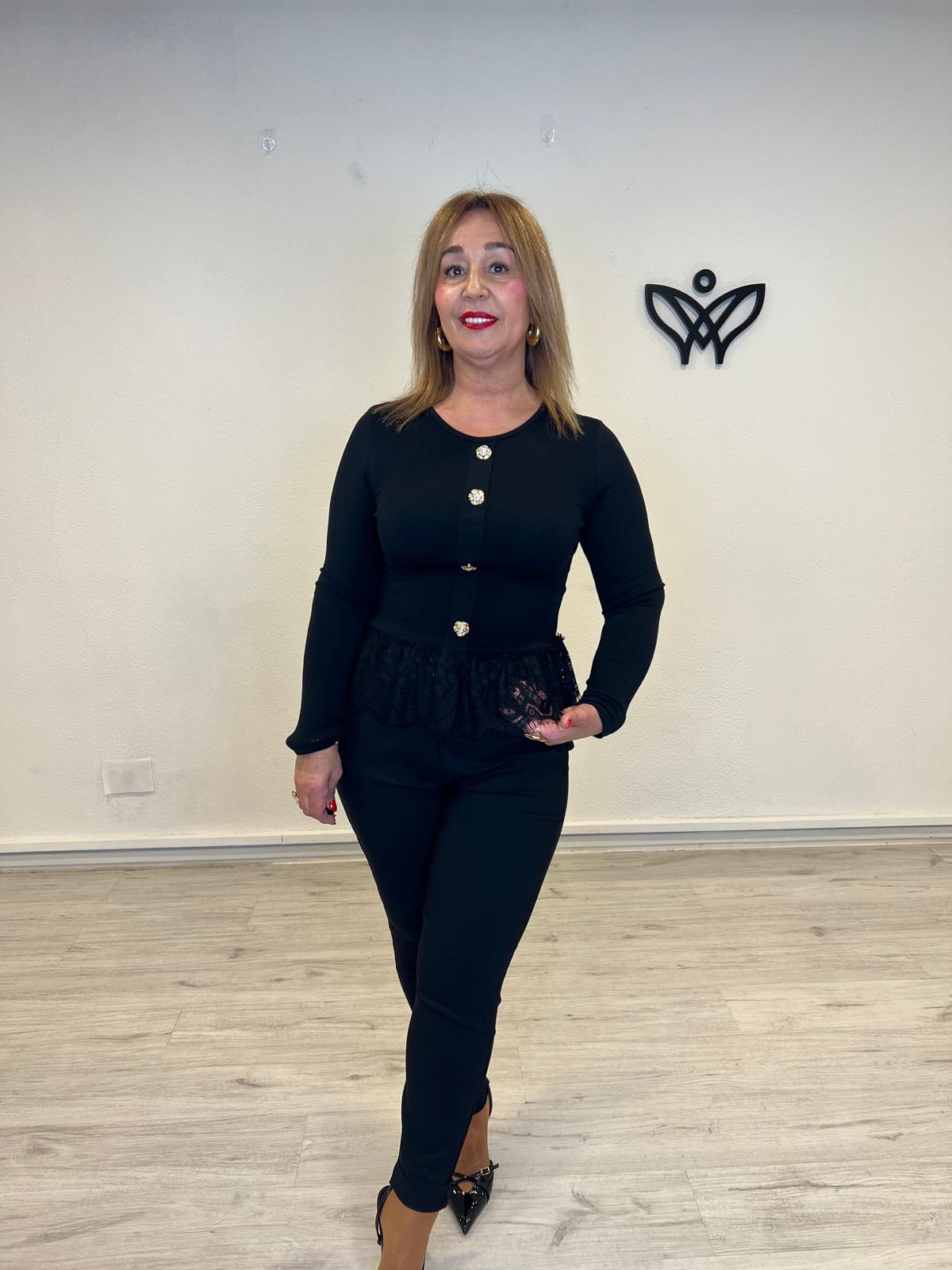 Camiseta con puntilla detalle de los botones en dorado cuello redondo manga larga negra