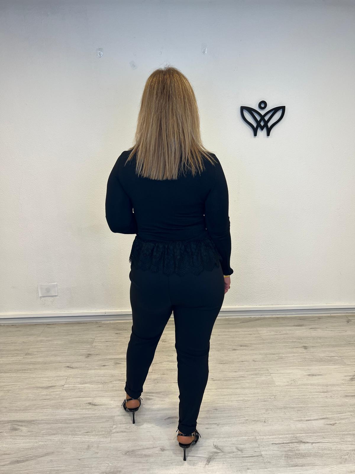 Camiseta con puntilla detalle de los botones en dorado cuello redondo manga larga negra