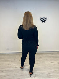 Camiseta con puntilla detalle de los botones en dorado cuello redondo manga larga negra