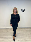 Camiseta con puntilla detalle de los botones en dorado cuello redondo manga larga negra