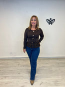 Camiseta con puntilla detalle de los botones en dorado cuello redondo manga larga marrón chocolate