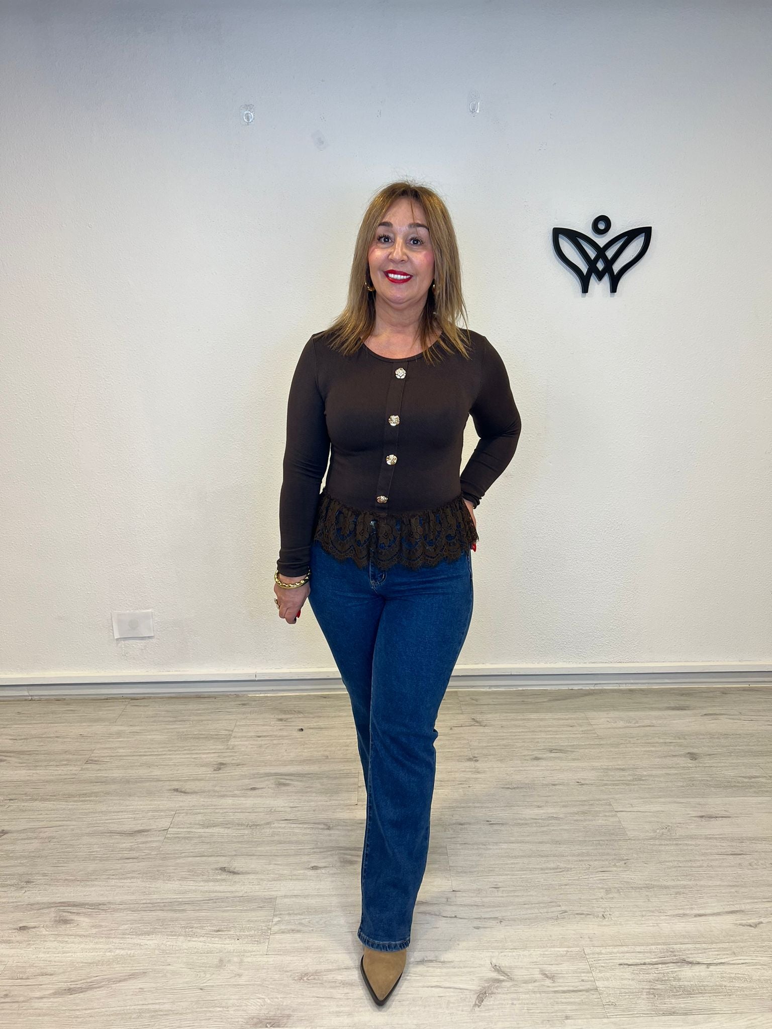 Camiseta con puntilla detalle de los botones en dorado cuello redondo manga larga marrón chocolate