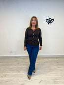 Camiseta con puntilla detalle de los botones en dorado cuello redondo manga larga marrón chocolate