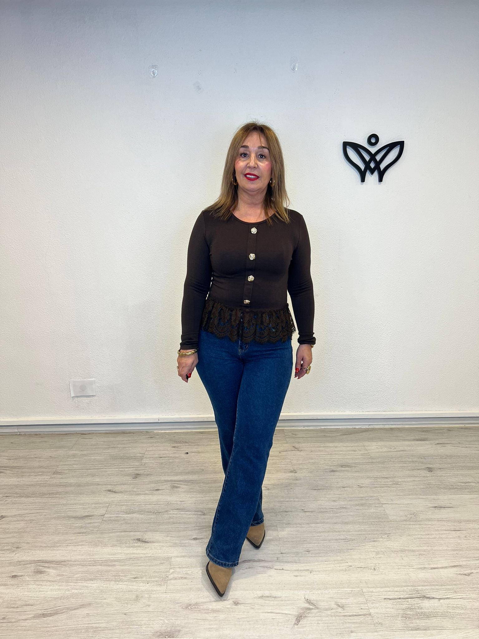 Camiseta con puntilla detalle de los botones en dorado cuello redondo manga larga marrón chocolate