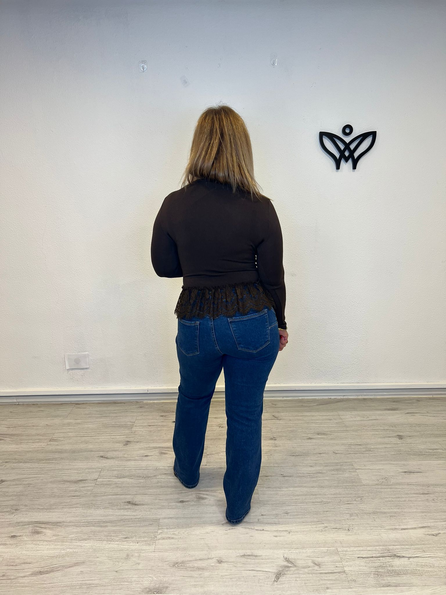 Camiseta con puntilla detalle de los botones en dorado cuello redondo manga larga marrón chocolate