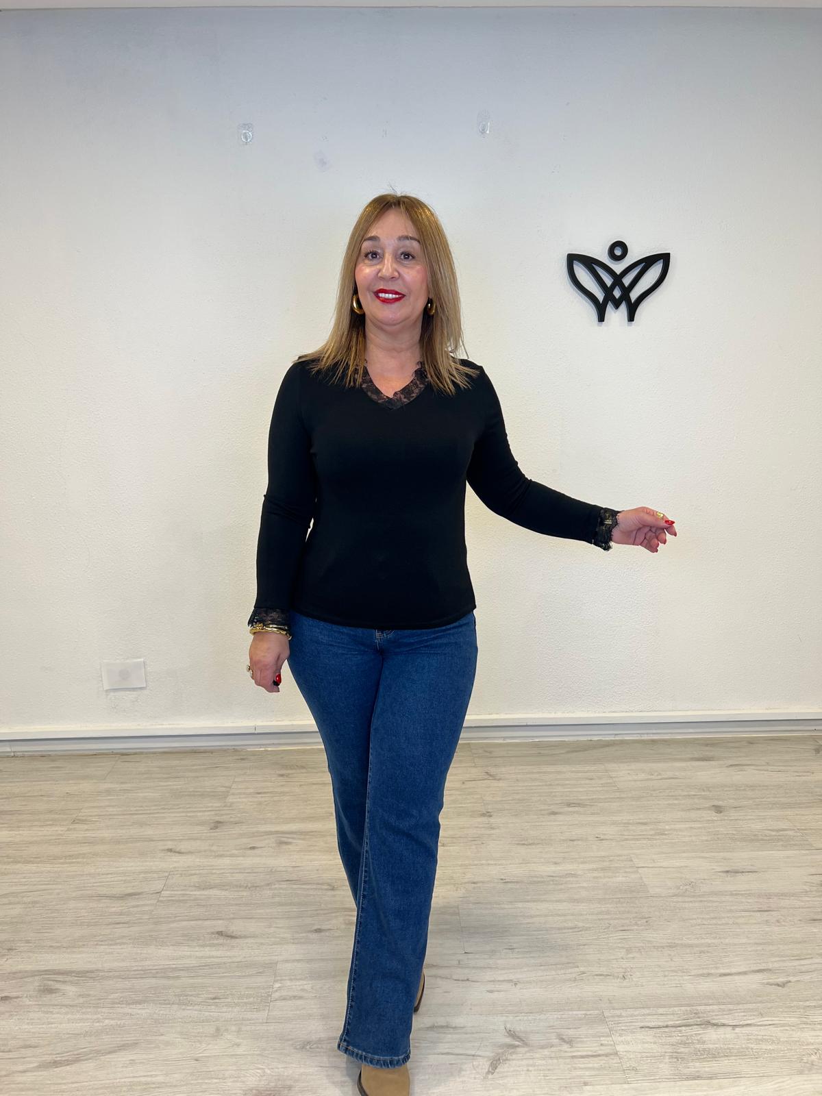 Camiseta básica con escote en pico y encaje en los puños y escote en negro