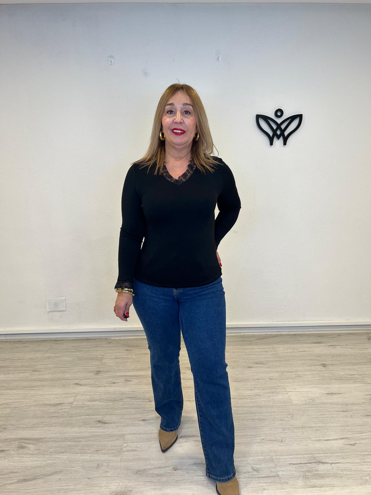 Camiseta básica con escote en pico y encaje en los puños y escote en negro