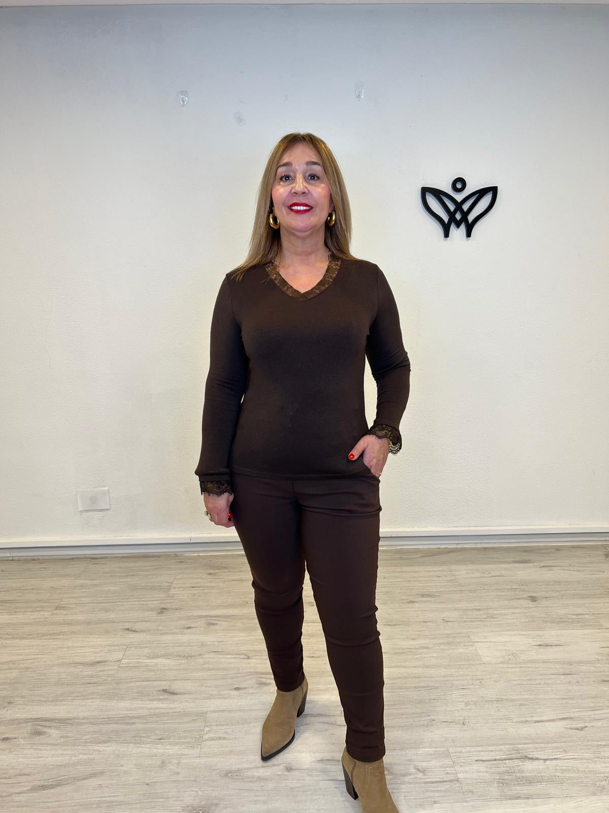 Camiseta básica con escote en pico y encaje en los puños y escote en marrón chocolate