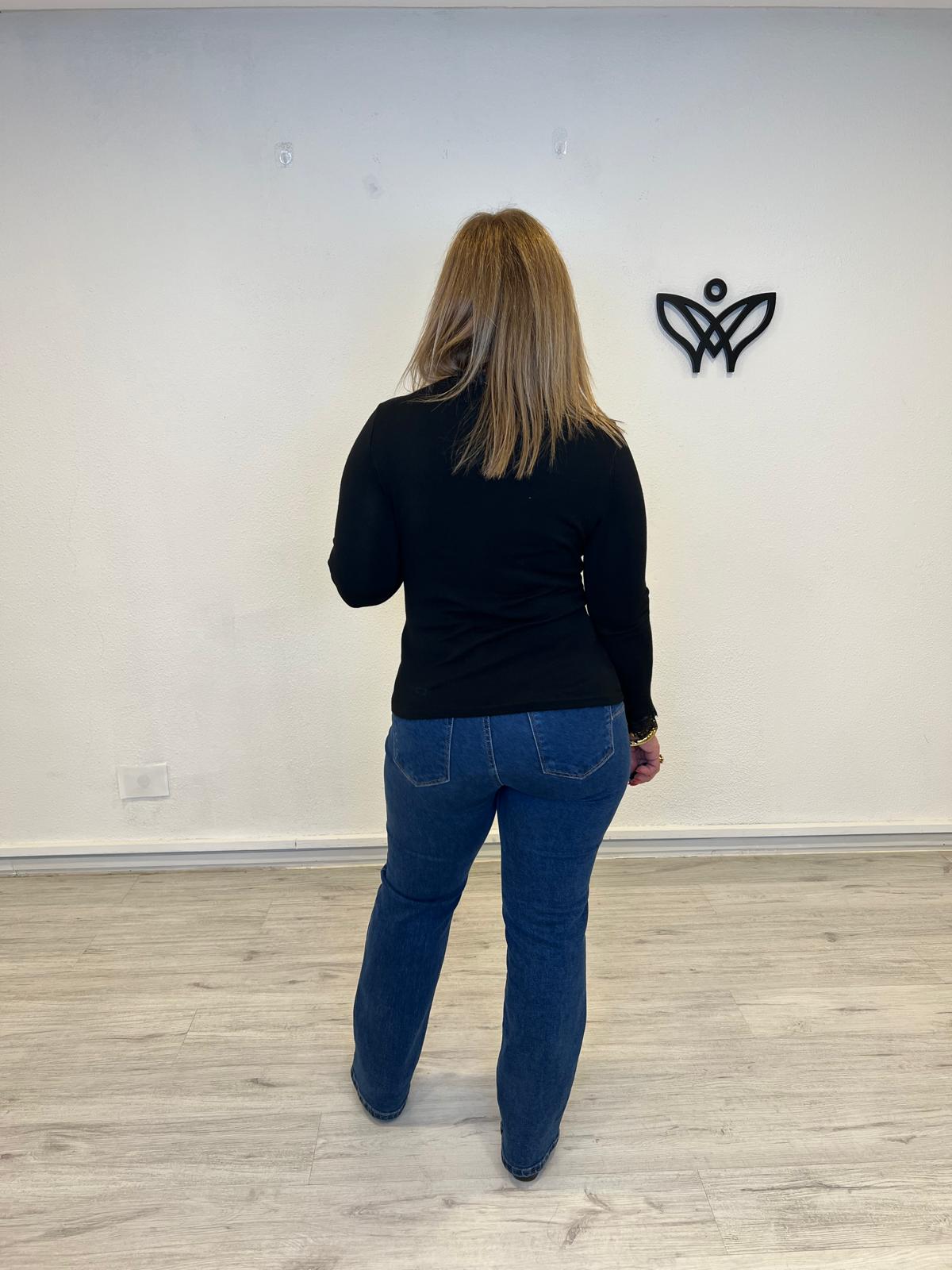 Camiseta básica con escote en pico y encaje en los puños y escote en negro