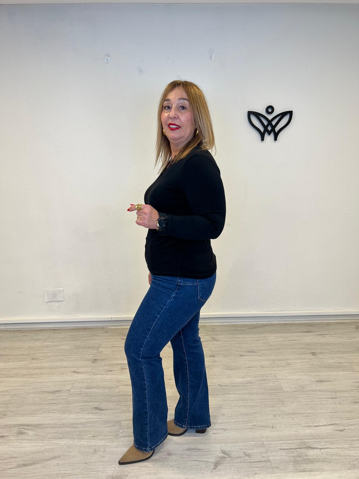 Camiseta básica con escote en pico y encaje en los puños y escote en negro