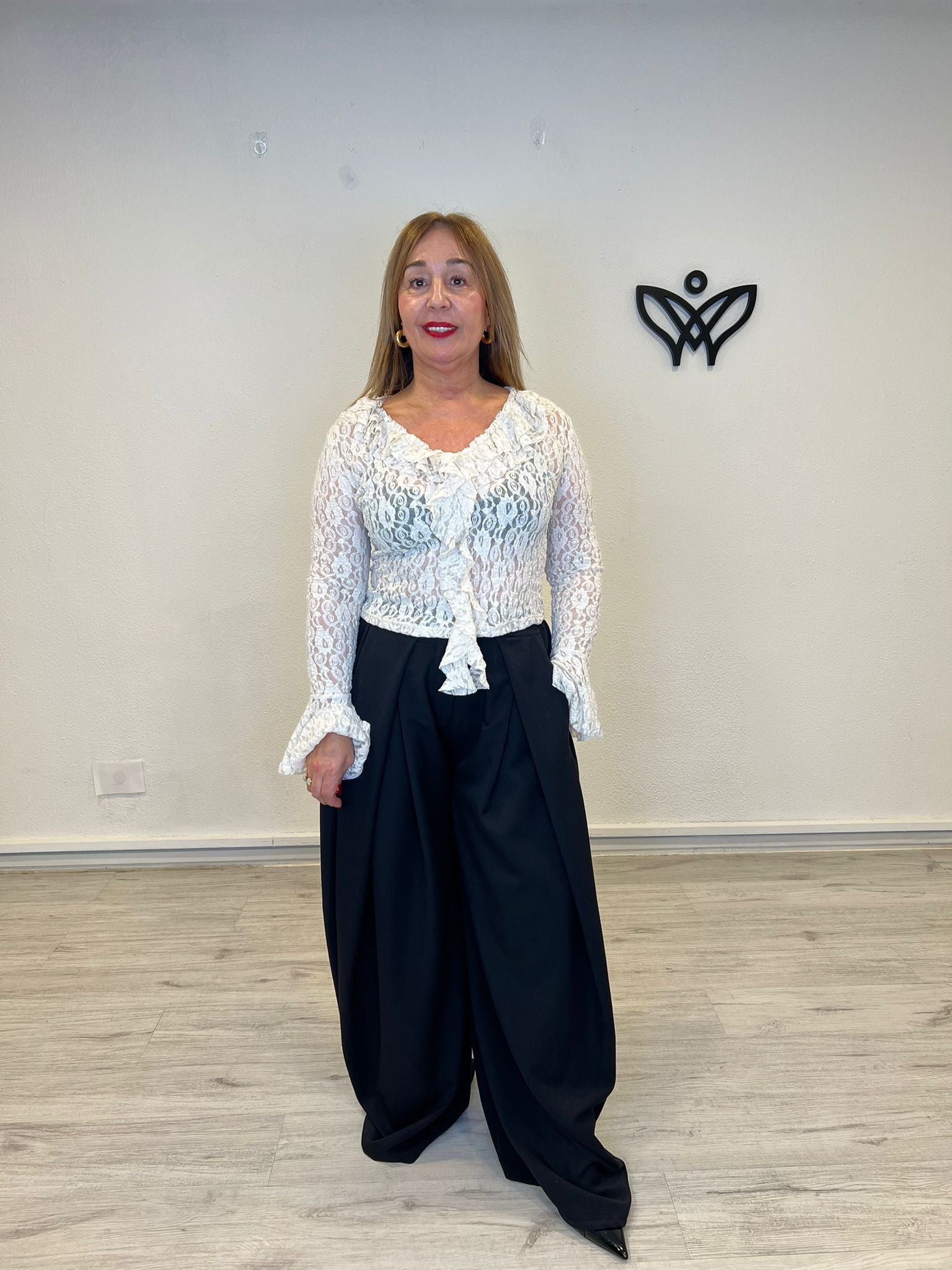 Camiseta escote en pico de encaje manga larga beis