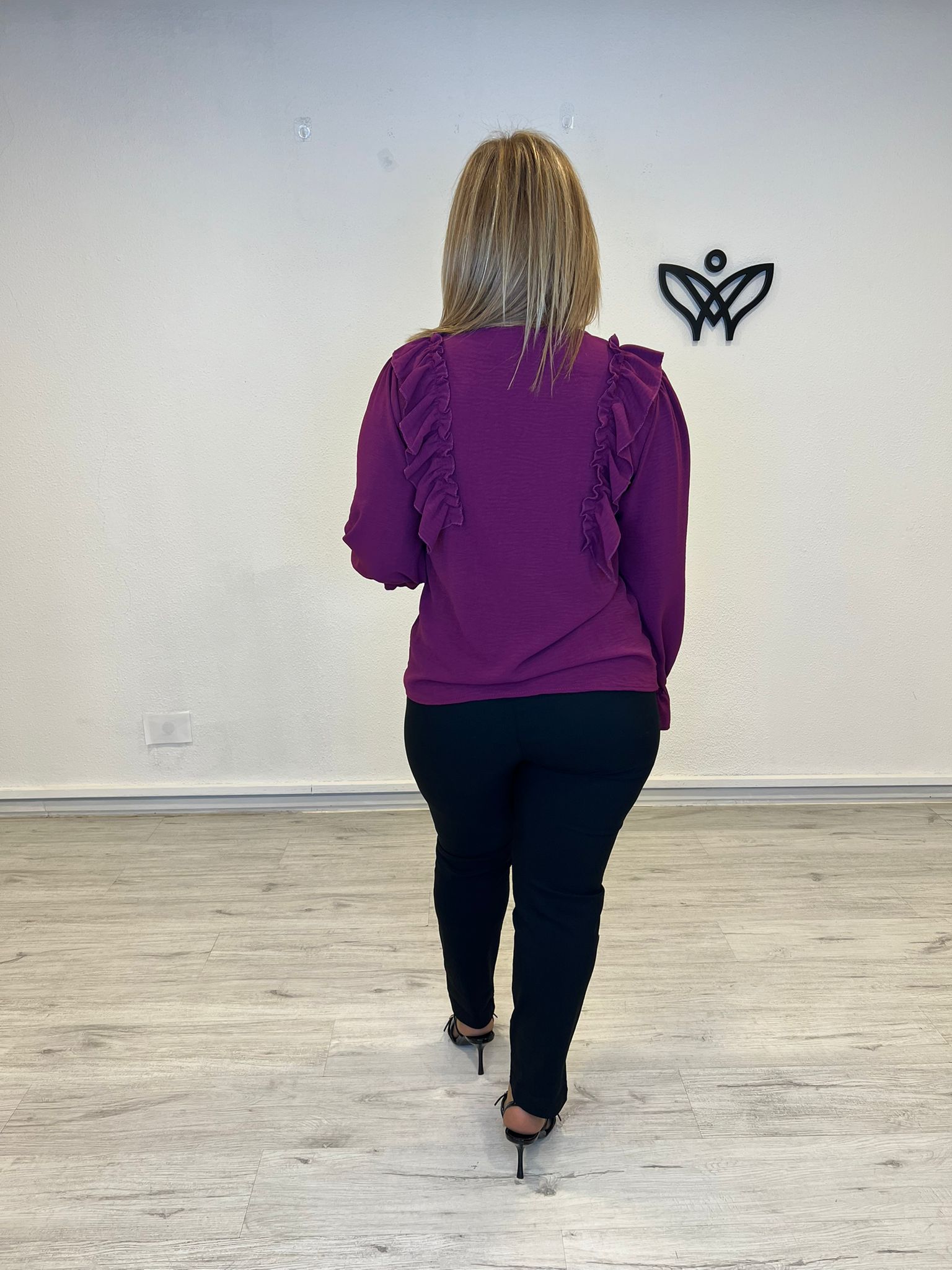 Camisa blusón escote en pico de gasa con volantes manga larga burdeos