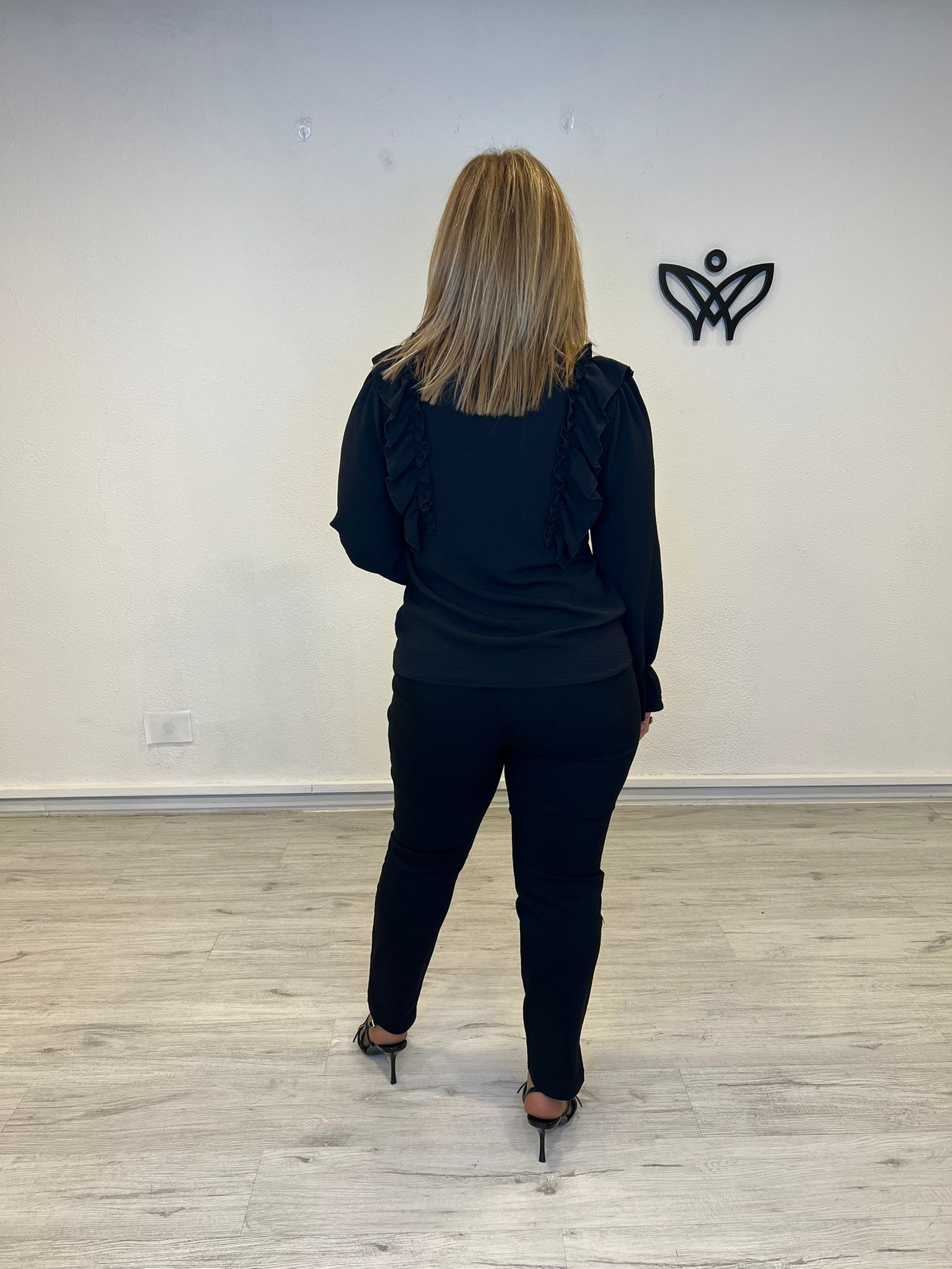 Camisa blusón escote en pico de gasa con volantes manga larga negra