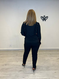 Camisa blusón escote en pico de gasa con volantes manga larga negra