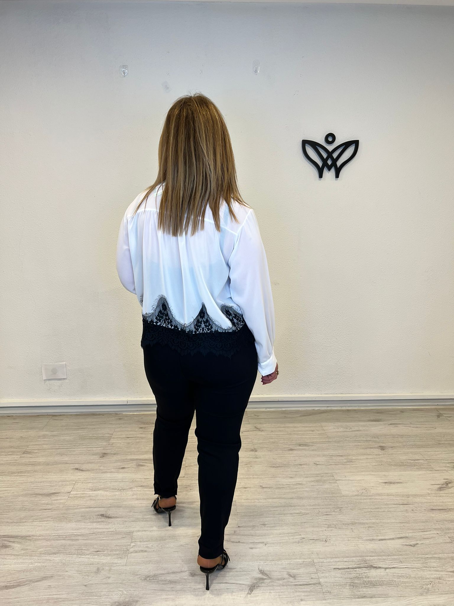 Camisa gasa con lazo y puntillas en el fondo de color negro y camisa blanca