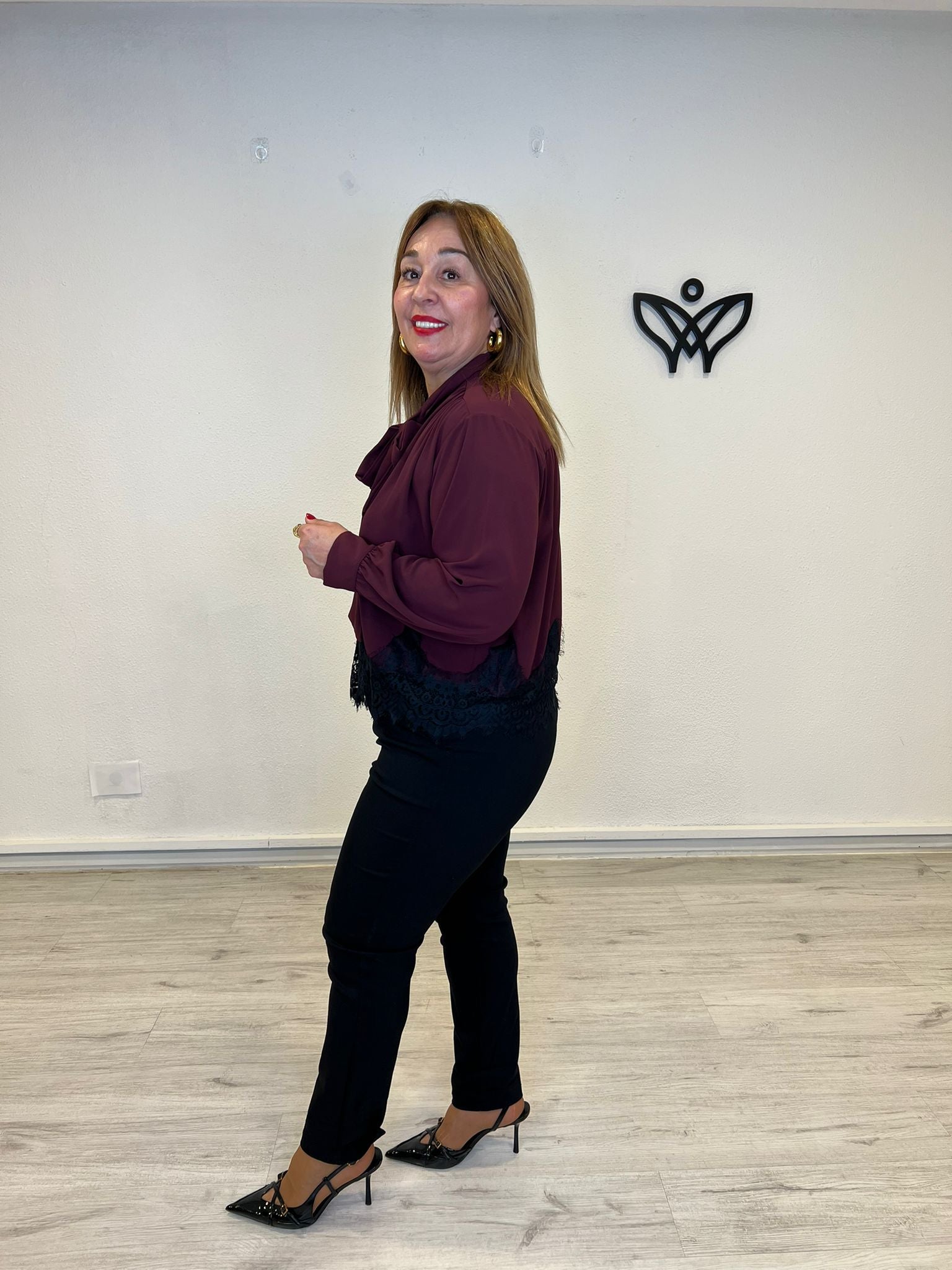 Camisa gasa con lazo y puntillas en el fondo burdeos