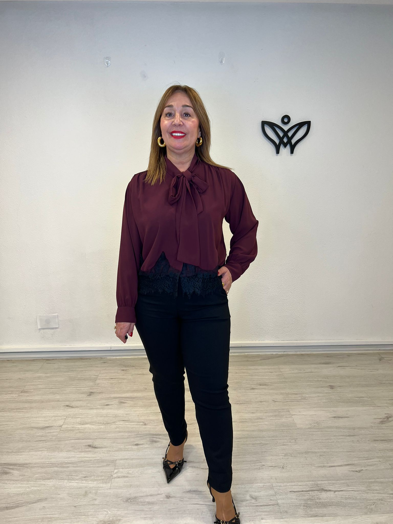 Camisa gasa con lazo y puntillas en el fondo burdeos