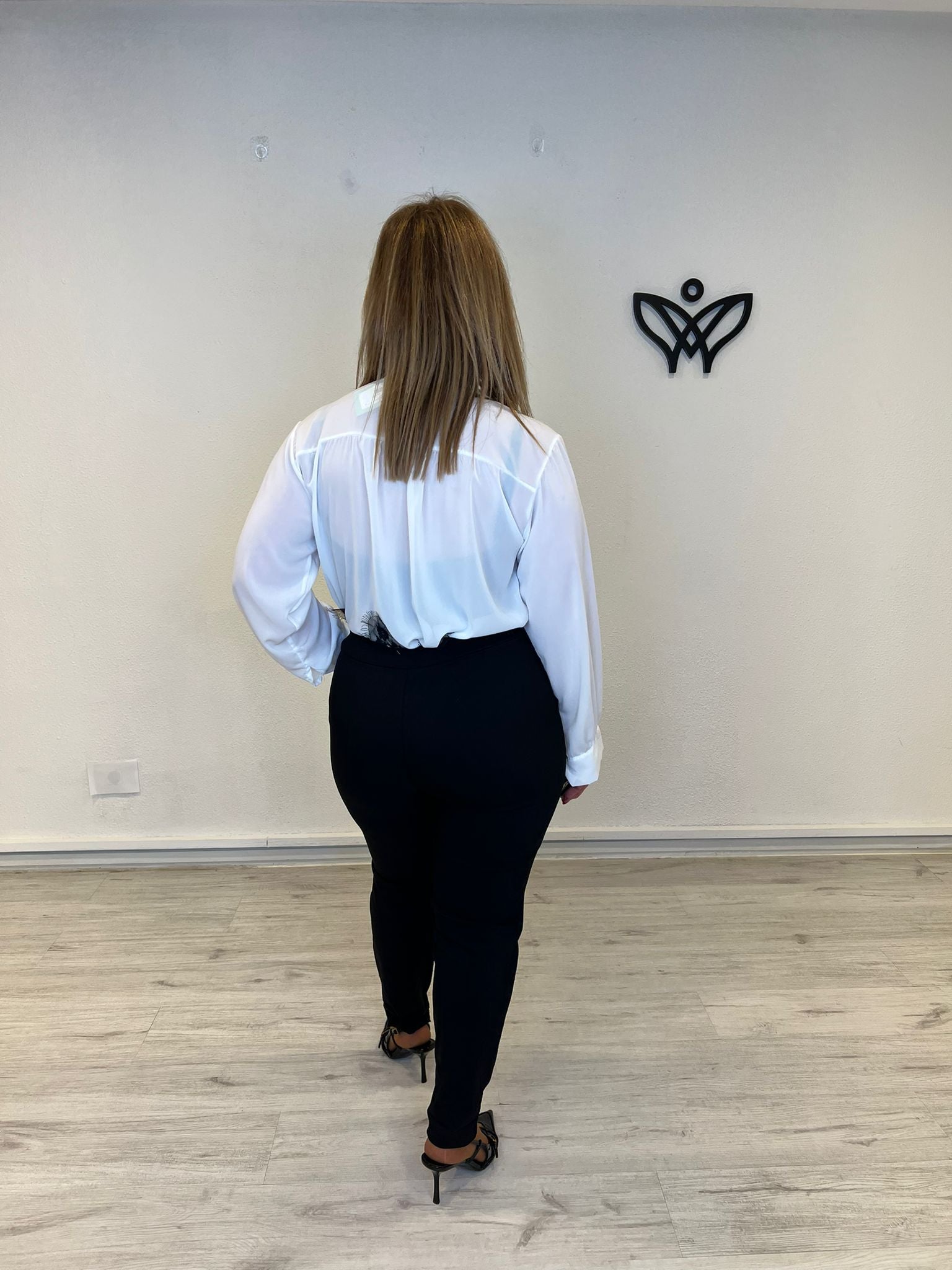 Camisa gasa con lazo y puntillas en el fondo de color negro y camisa blanca