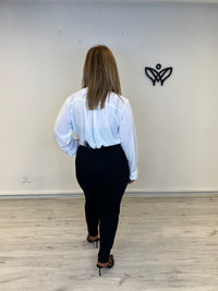 Camisa gasa con lazo y puntillas en el fondo de color negro y camisa blanca