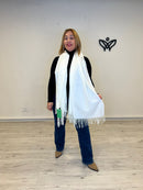 Bufanda larga y ancha tejido agradable en blanco