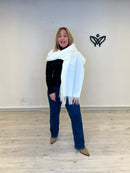 Bufanda larga y ancha tejido agradable en blanco