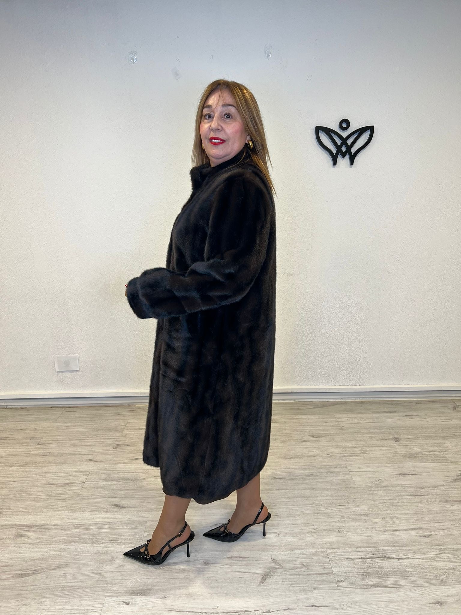 Abrigo largo pelo cuello Perkins imita al visón en marrón chocolate