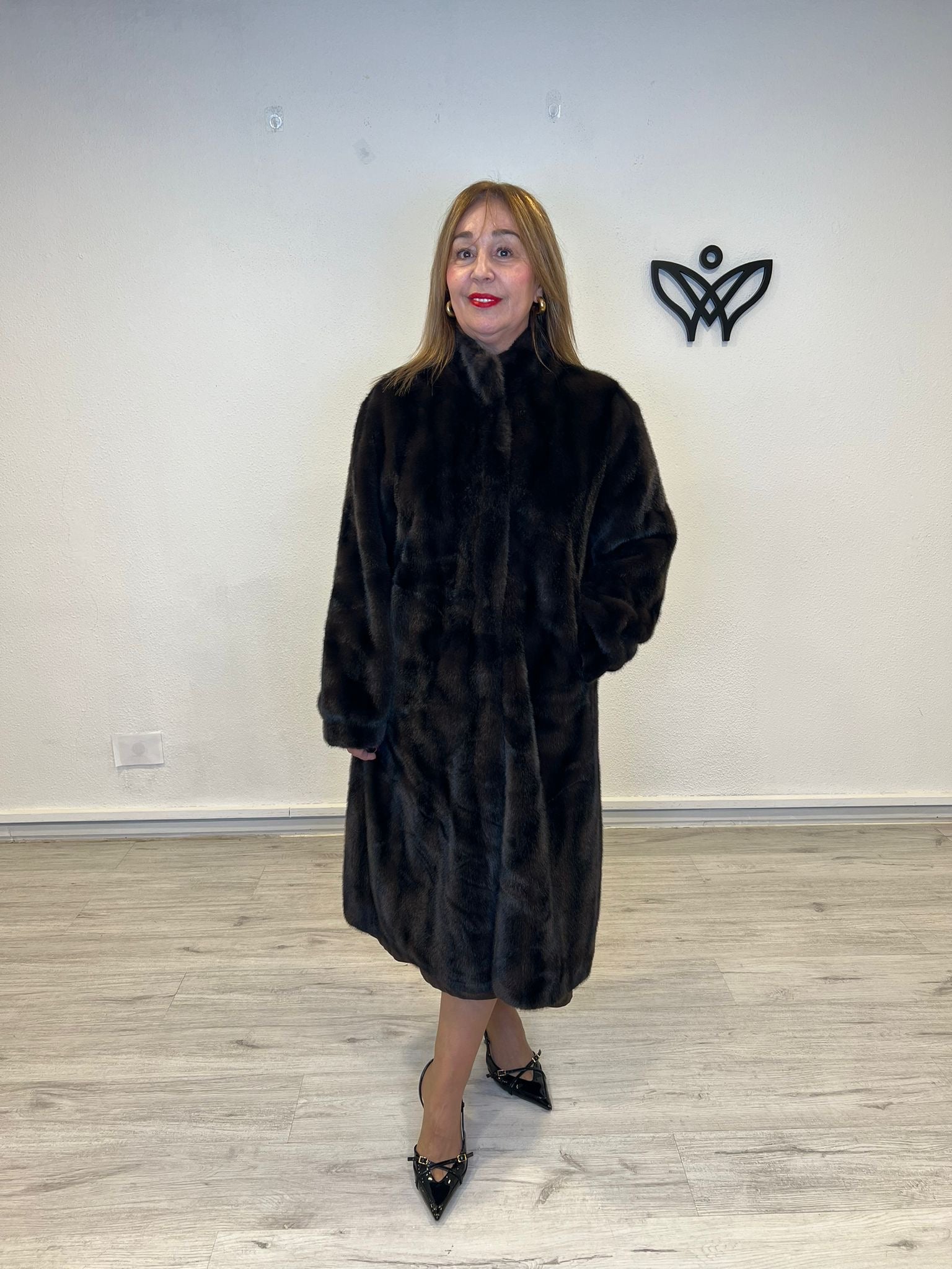 Abrigo largo pelo cuello Perkins imita al visón en marrón chocolate