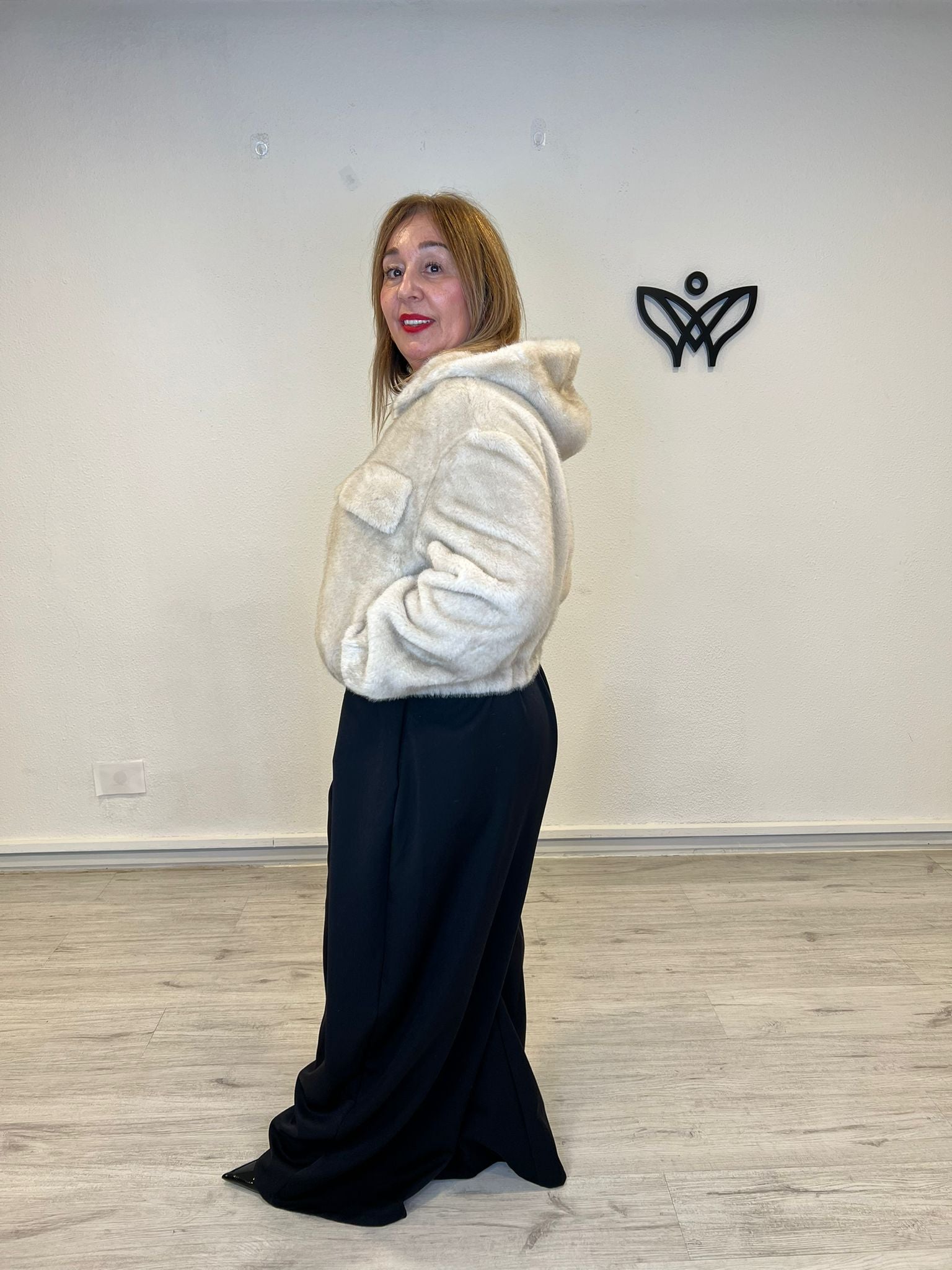 chaqueta de pelo estilo bomber con capucha beis