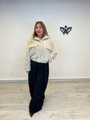 chaqueta de pelo estilo bomber con capucha beis