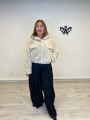 chaqueta de pelo estilo bomber con capucha beis